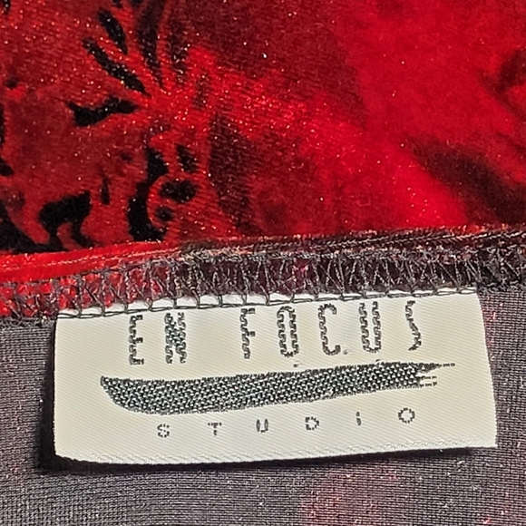 VTG EN FOCUS Studio Black Velvet and Rose Print Button Down Sweater (MP) - Picture 9 of 11
